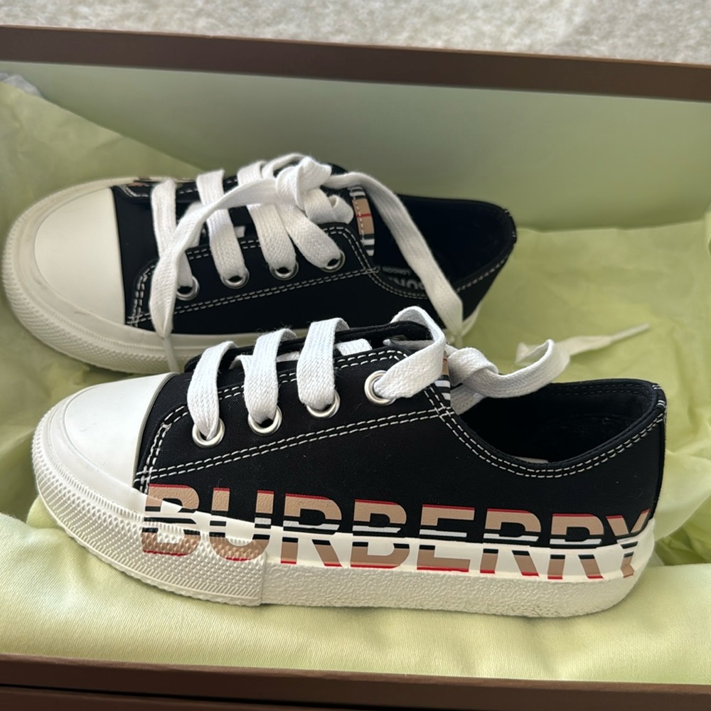 Authentic toddler Burberry shoes my twins only wore them once